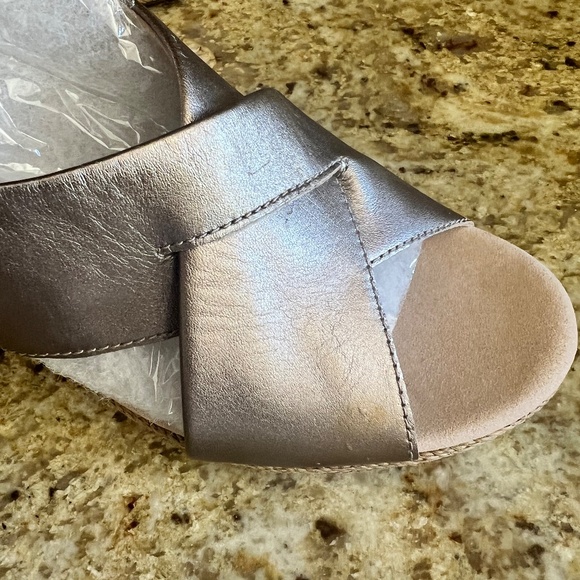 CLARK'S Ultimate Comfort Metallic Wedge Sandal sz 9 NEVER WORN Pewter Leather - Picture 10 of 14